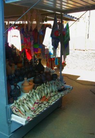 Сувенирная лавка на рынке в Песчаном