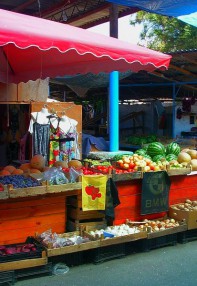 Фрукты на рынке в Песчаном